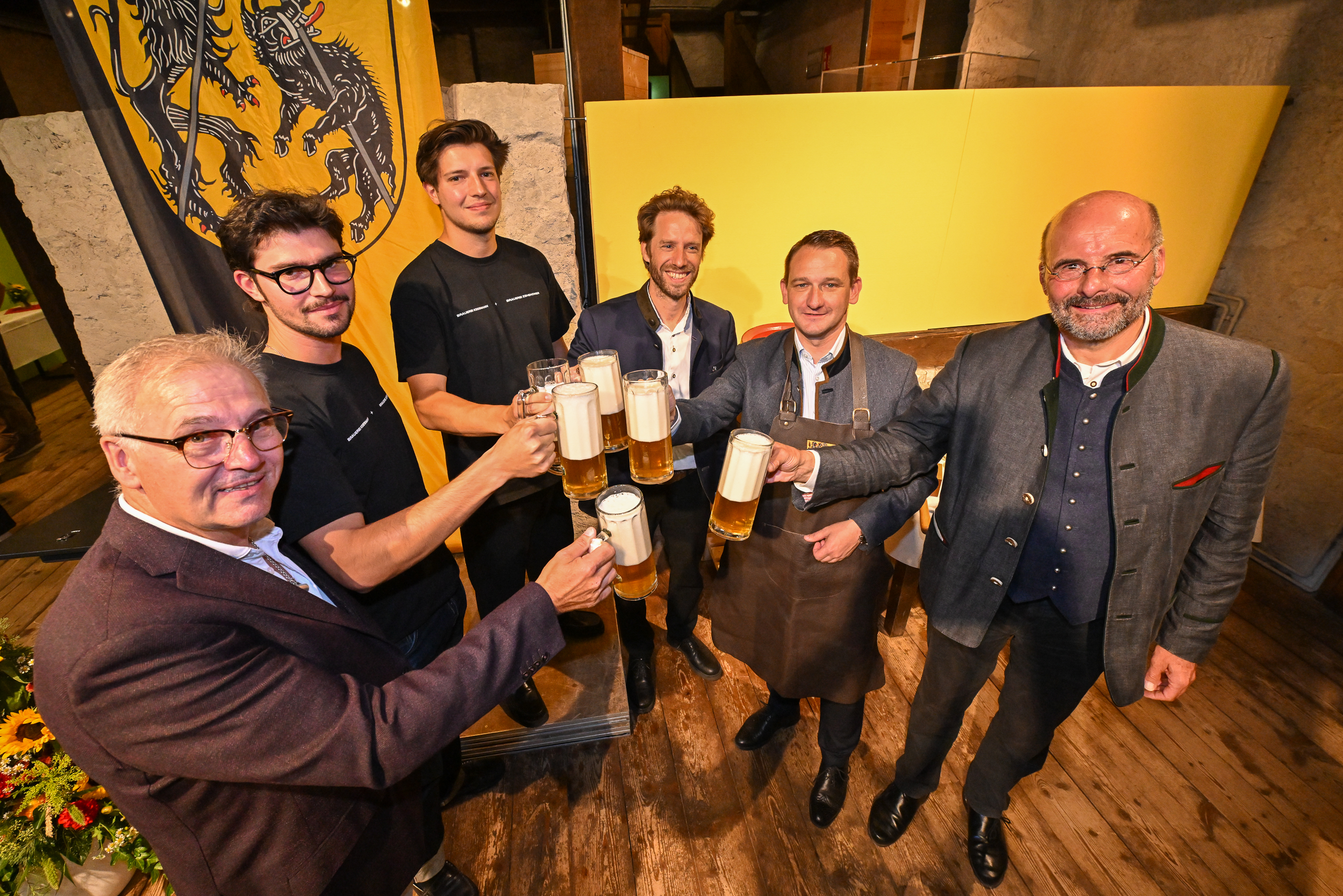 Gemeinschaftlicher Gerstensaft „Bassd zam“  Premiere beim Landkreisbier: Juniorbrauer aus dem Kreis und aus der Stadt kreieren gemeinsam ihren Meistersud