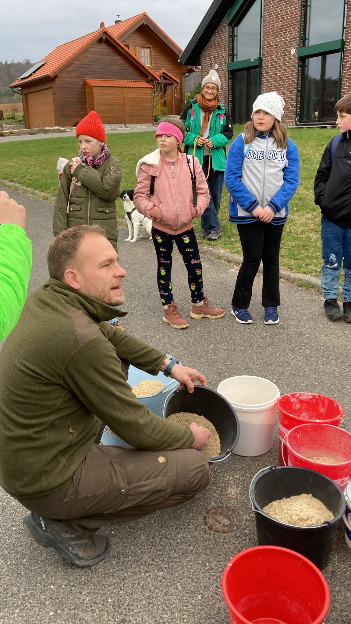 Schüler gestalten wertvollen Lebensraum: Vierte Klasse der Naturparkschule Rauhenebrach im Einsatz