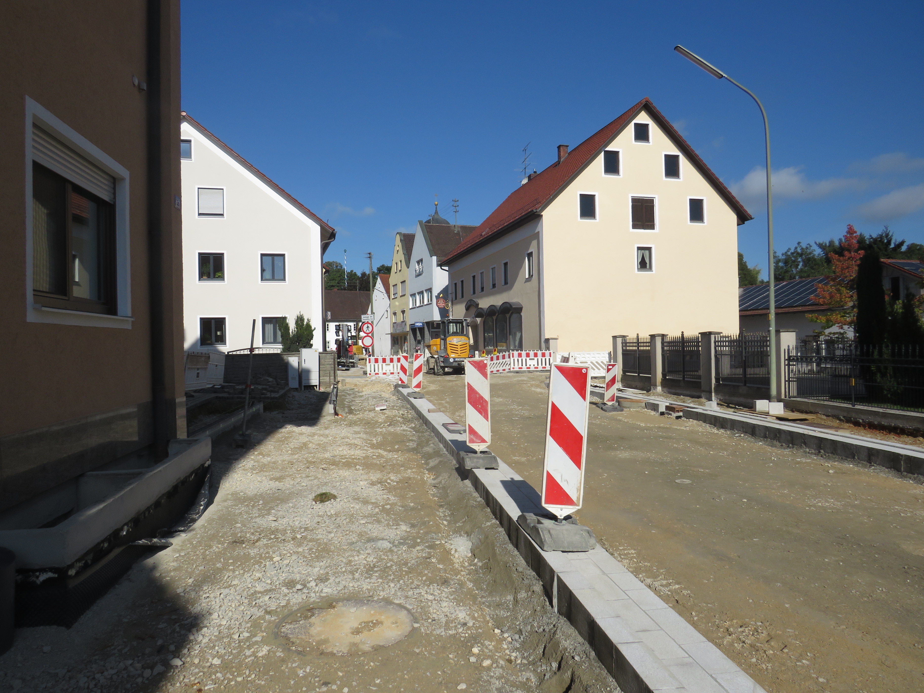 Foto Markt Au vom 17.09.2026 - Baufeld Blickrichtung Radlmeier mit Randeinfassungen.jpg