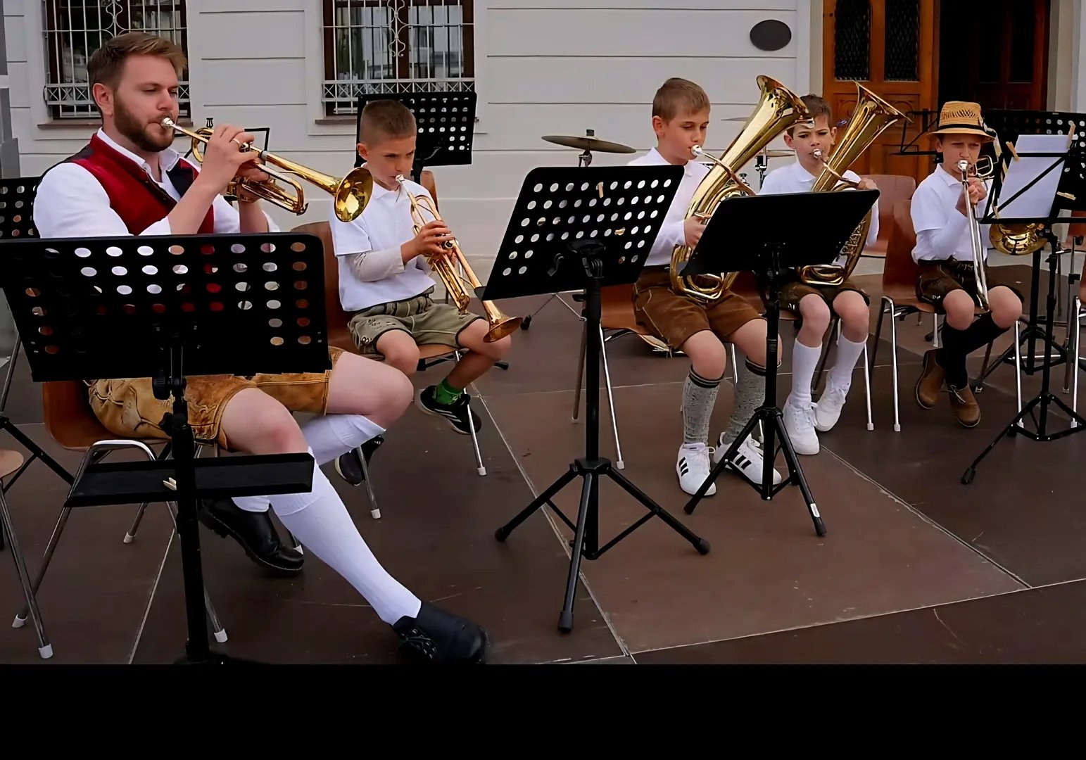 konzerte-am-stadtplatz-musikschuler-und-viel-blasmusik-thumbnail-7b8e7836.jpg
