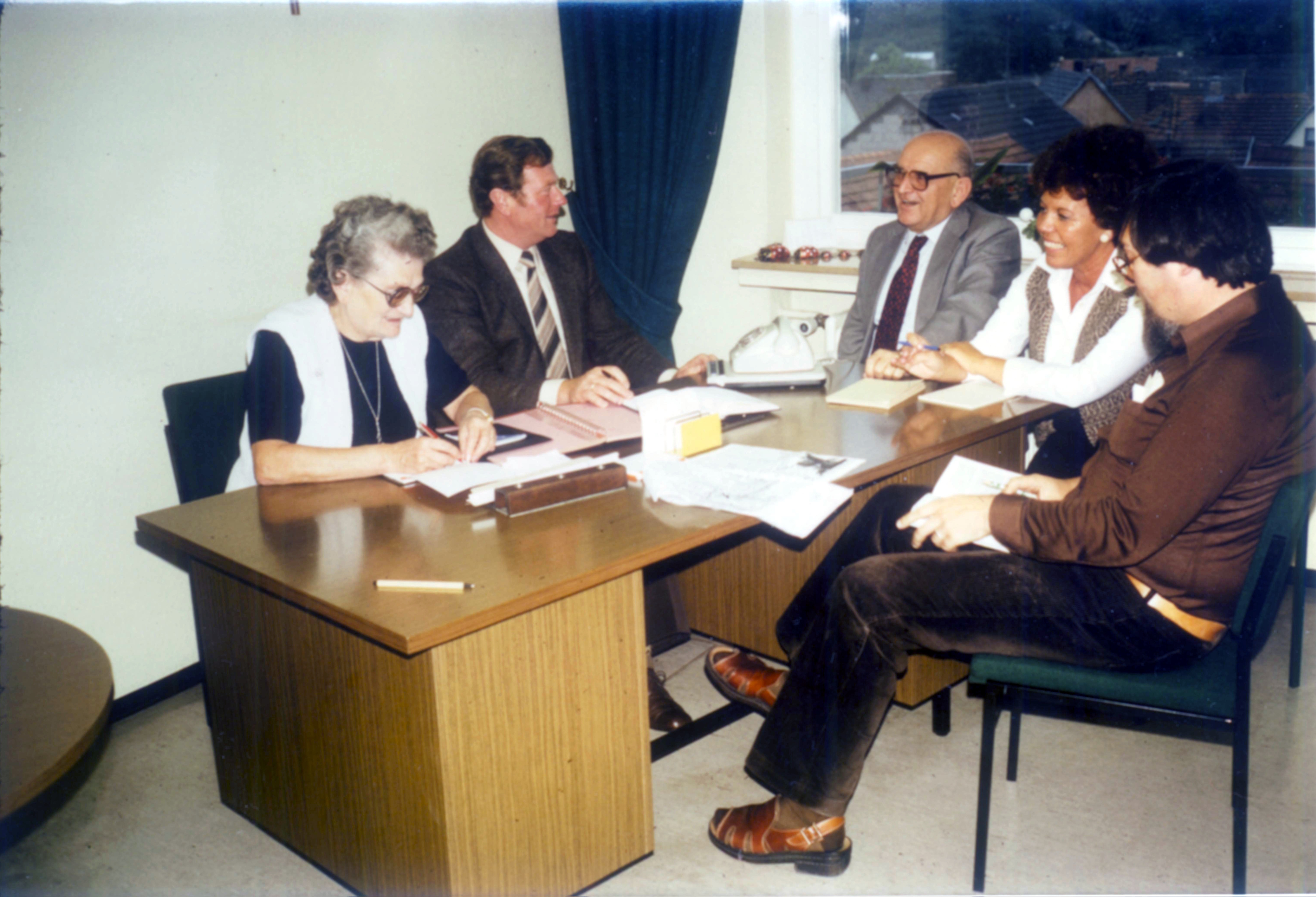 002_Seite 4 oben Foto Lagebesprechung.jpg