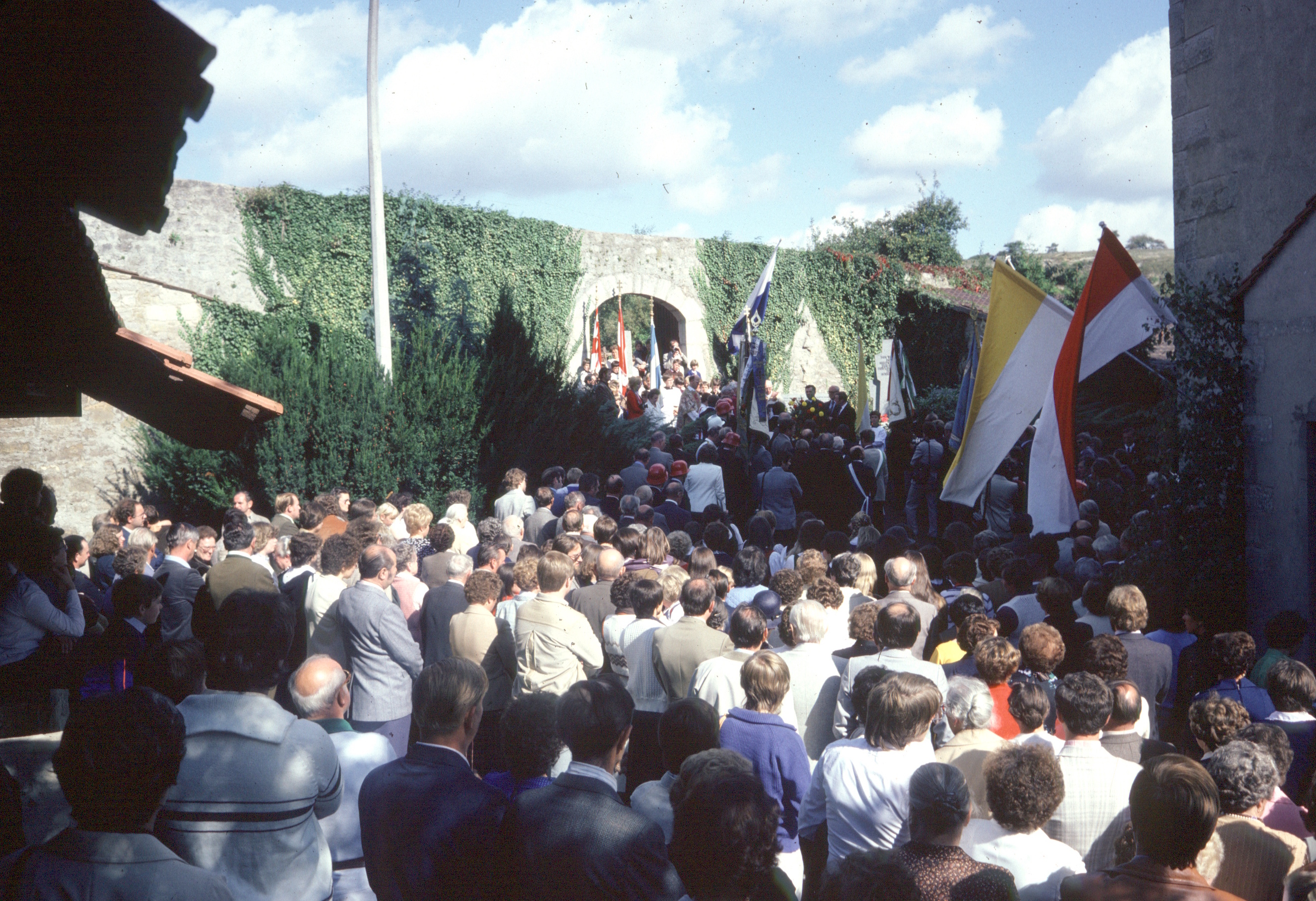 024_Menschen vor der Kirche_dia.jpg