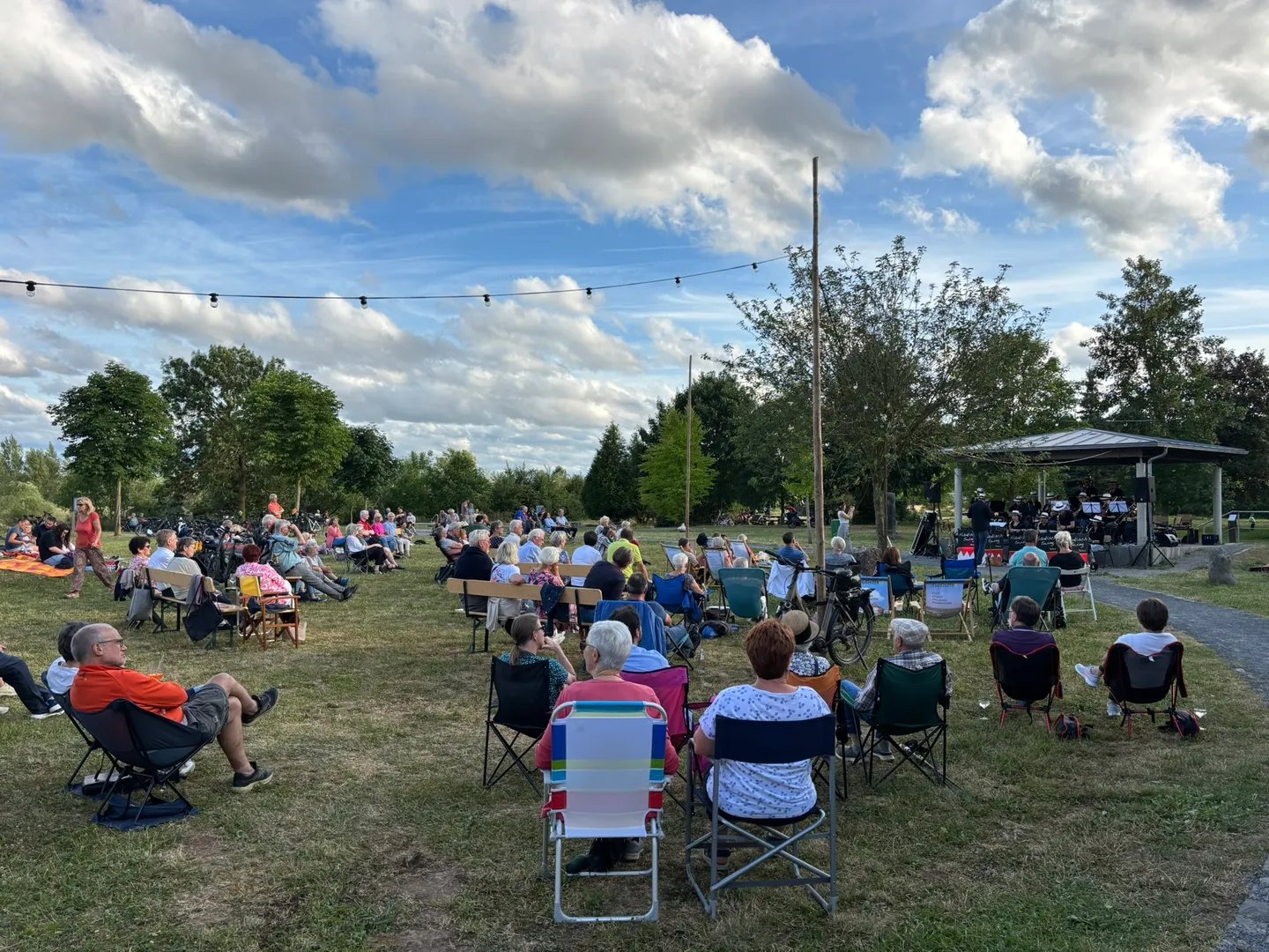 688-open-air-konzert-der-frankisch-swing-big-band-thumbnail-6a1df2fb.jpg