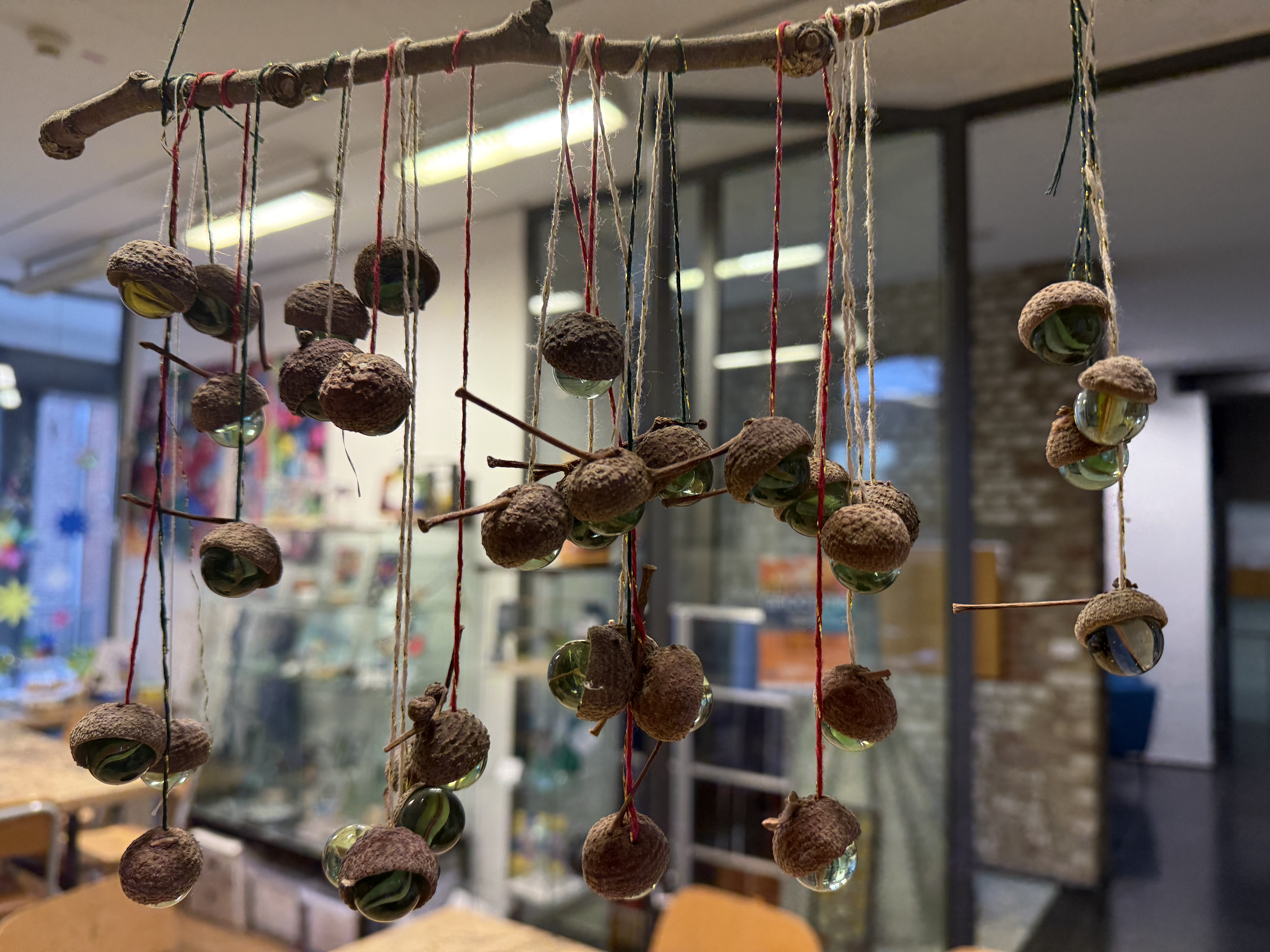Workshop für Kinder von 8 bis 14 Jahren: Gläserne Herbst-Mobiles