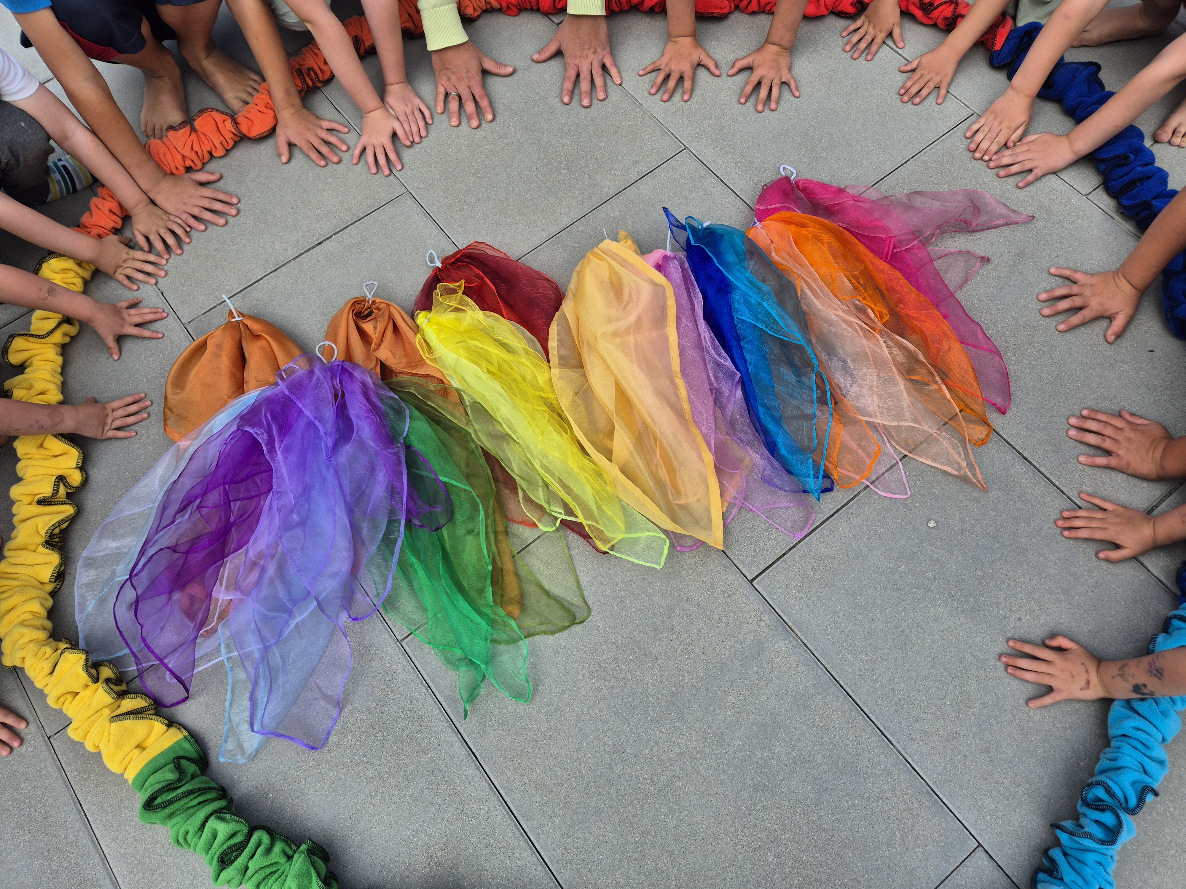 Vorbereitung Regenbogentanz.jpg
