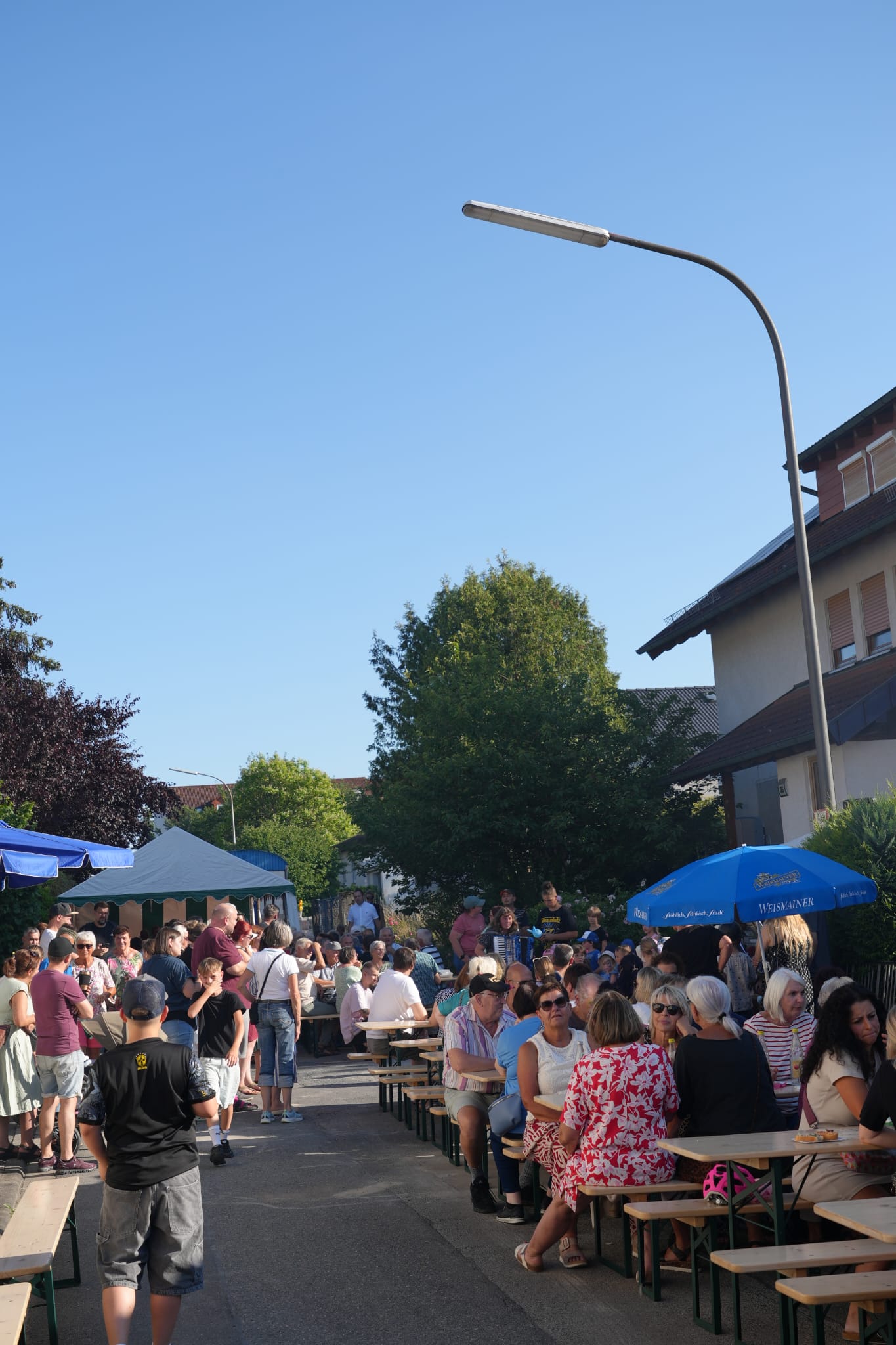 Volles Haus bei Sonnenschein.jpg